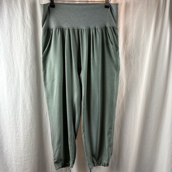 Lululemon Post Power Crop
Earl Grey / Heathered Earl Grey 6 - Picture 7 of 14